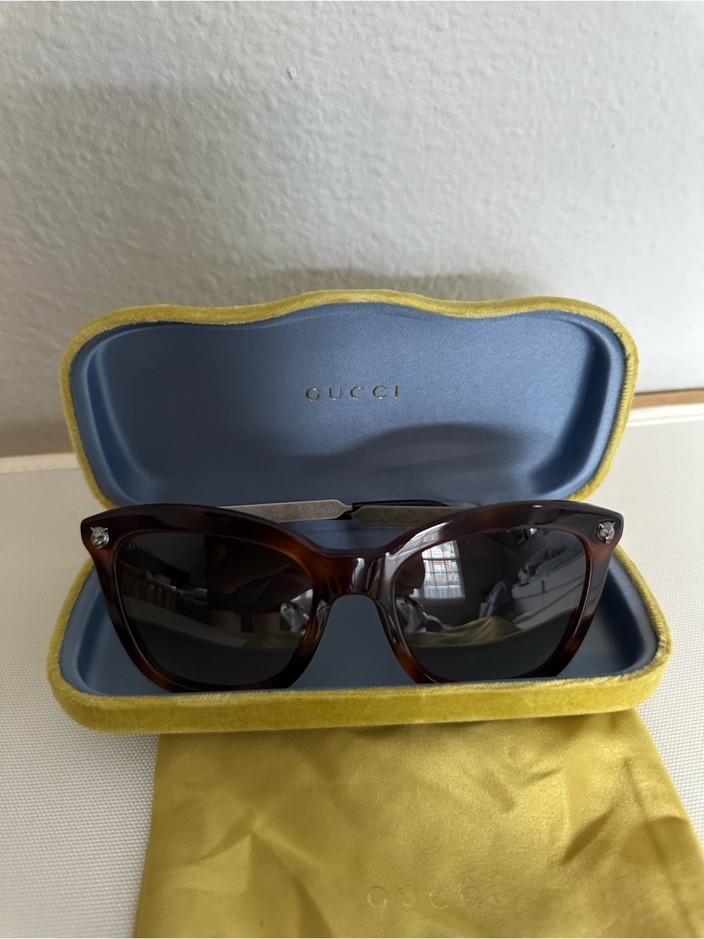 Gucci women’s Tortoiseshell Brown Sunglasses with Dark Lenses